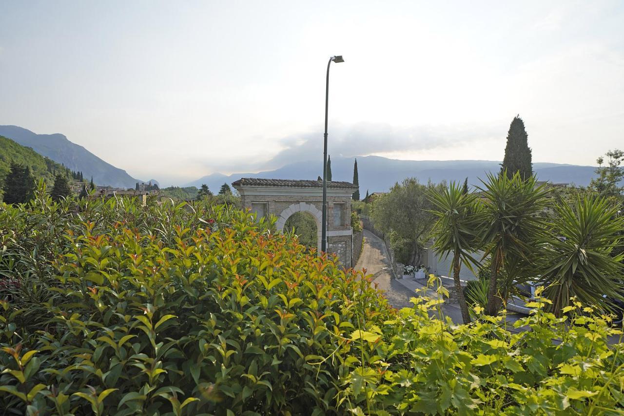 Villa Bouganville Toscolano Maderno Bagian luar foto